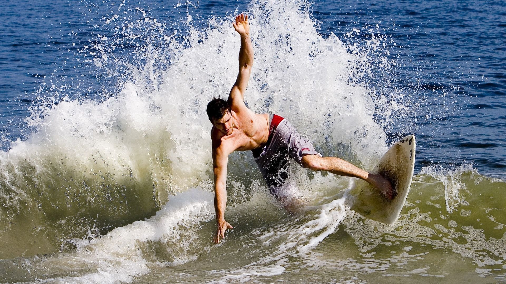 力量的对决：两支顶级球队在比赛中火拼，力量的差距