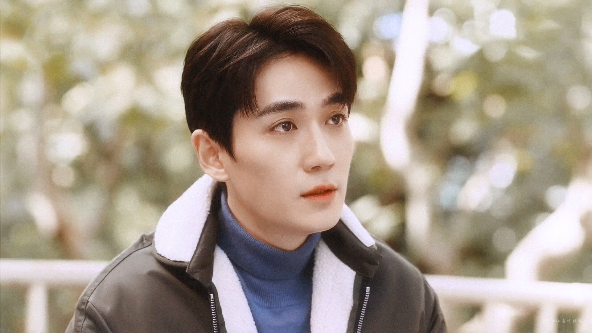 谷爱凌雪地挑战高难度翻转动作,谷爱凌的采访让人看了就想学滑雪